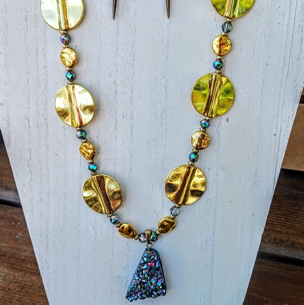 Aura geode druzy pendent necklace w/🔥polished glass beads w/ matching earrings - Picture 3 of 7